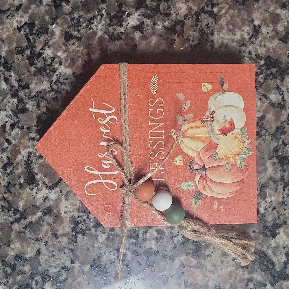 Audrey's shelf siterd fall saying 5.25H x 4: W "Harvest Blessings" new w tags